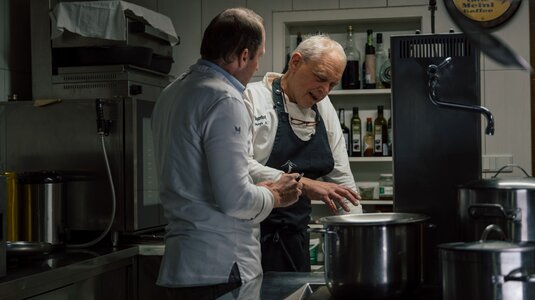 Beratung direkt vor Ort - Egon Heiss mit Siegi Augscheller | © Überall / IDM Südtirol - Alto Adige