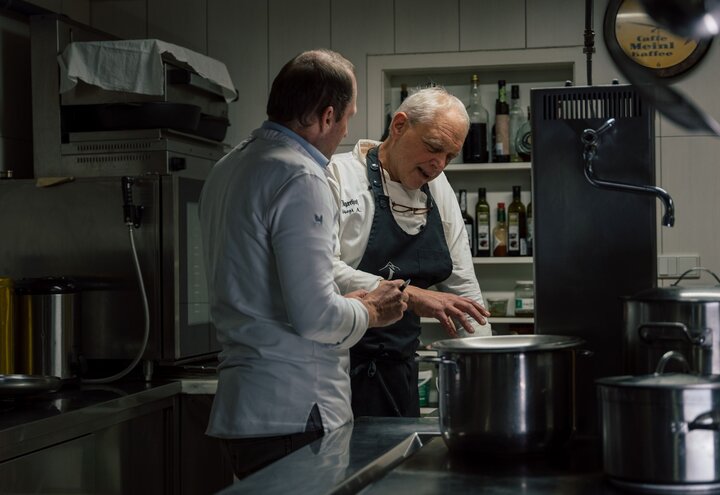 Beratung direkt vor Ort - Egon Heiss mit Siegi Augscheller | © Überall / IDM Südtirol - Alto Adige