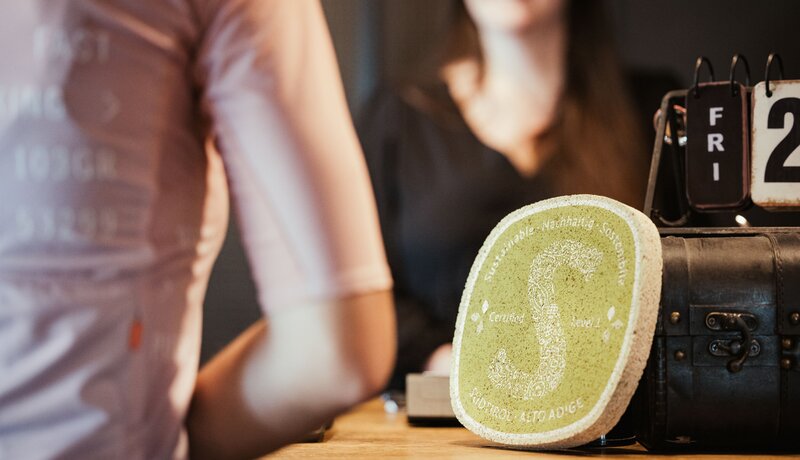 Nachhaltigkeitslabel Süditrol an der Rezeption | © IDM Südtirol - Alto Adige