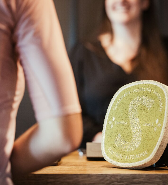 Nachhaltigkeitslabel Süditrol an der Rezeption | © IDM Südtirol - Alto Adige