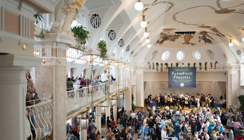 Das mit dem Besuchern des FarmFood-Festival gefüllte Kurhaus