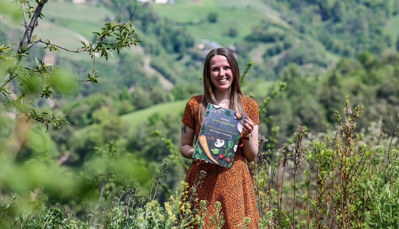 Lisa Resch vom Steineggerhof mit ihrem Kochbuch