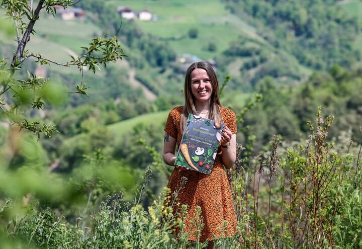 Lisa Resch vom Steineggerhof mit ihrem Kochbuch