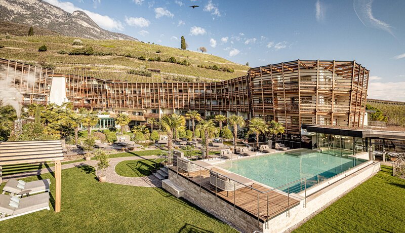 Hotel mit Holzverkleidung und Pool