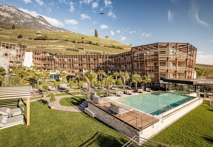 Hotel mit Holzverkleidung und Pool