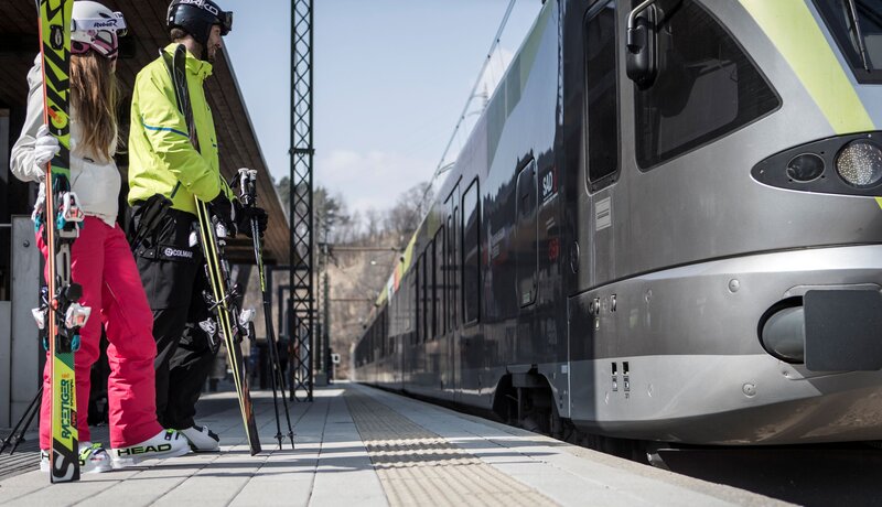 Symbolbild: Mit Südtirol Guest Pass und Pustertaler Skizug geht es nachhaltig auf die Piste | © IDM-Südtirol/Manuel Kottersteger