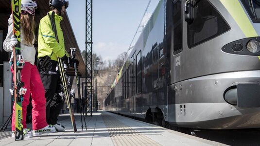 Symbolbild: Mit Südtirol Guest Pass und Pustertaler Skizug geht es nachhaltig auf die Piste | © IDM-Südtirol/Manuel Kottersteger