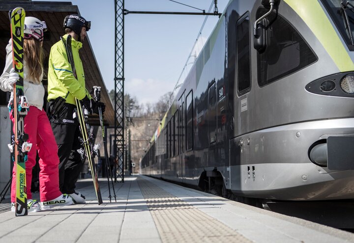 Symbolbild: Mit Südtirol Guest Pass und Pustertaler Skizug geht es nachhaltig auf die Piste | © IDM-Südtirol/Manuel Kottersteger