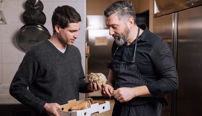Hotelier Hannes Rainer mit Landiwirt Florian Obkircher | © Jan Andrea - Mint Mediahouse / IDM Südtirol - Alto Adige