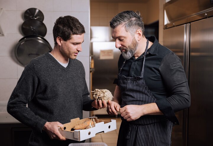 Hotelier Hannes Rainer mit Landiwirt Florian Obkircher | © Jan Andrea - Mint Mediahouse / IDM Südtirol - Alto Adige
