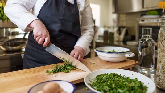 Jeder Betrieb bereitet das Wildkraut auf seine eigene kreative Art und Weise zu