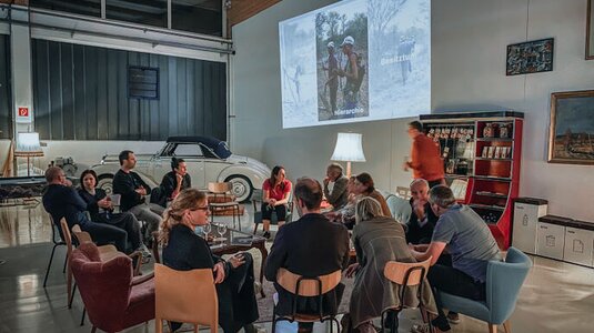 Gemeinsam an einem Tisch | © Christopher Eichhorn