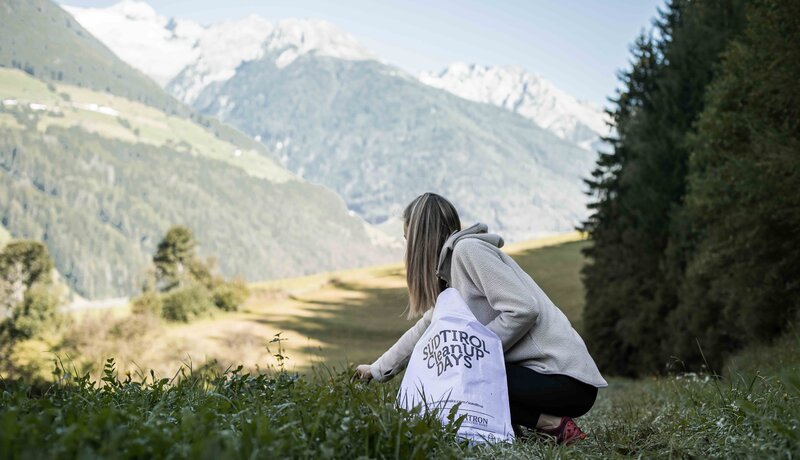 CleanUp Days: Person sammelt Müll mit dem CleanUP Kit | © TV Ahrntal / Martin Zimmerhofer