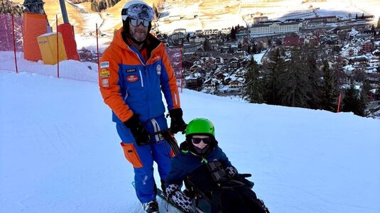 Geeignete Spezialgeräte machen das Skierlebnis auch Menschen mit körperlicher Behinderung zugänglich.