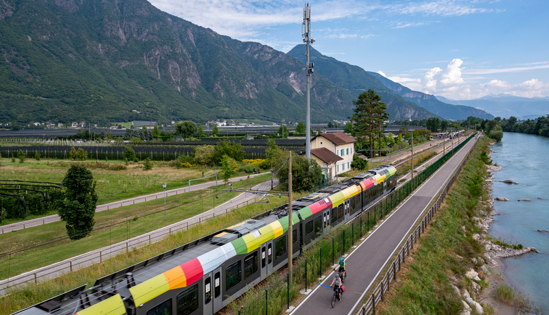 Zug und Radweg | © IDM Südtirol-Alto Adige/Manuela Tessaro