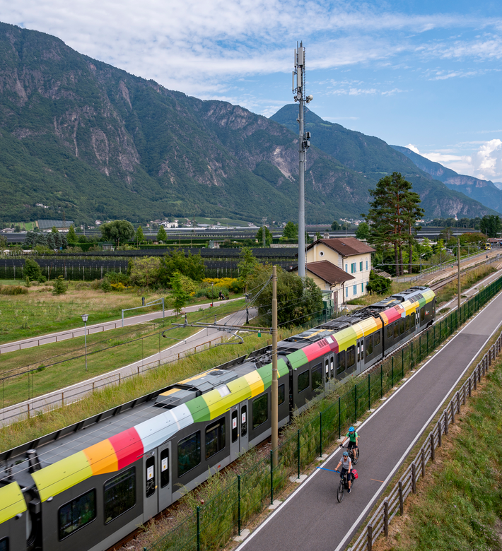 Zug und Radweg | © IDM Südtirol-Alto Adige/Manuela Tessaro