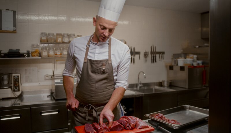 Manfred Rinner vom Apipura Hotel Rinner beim Kochen | © IDM Südtirol / Mintmediahouse