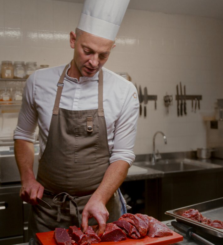 Manfred Rinner vom Apipura Hotel Rinner beim Kochen | © IDM Südtirol / Mintmediahouse